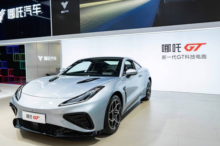 深圳80哪吒汽车在智能汽车领域的表现，领途汽车在新能源汽车市场中的影响力